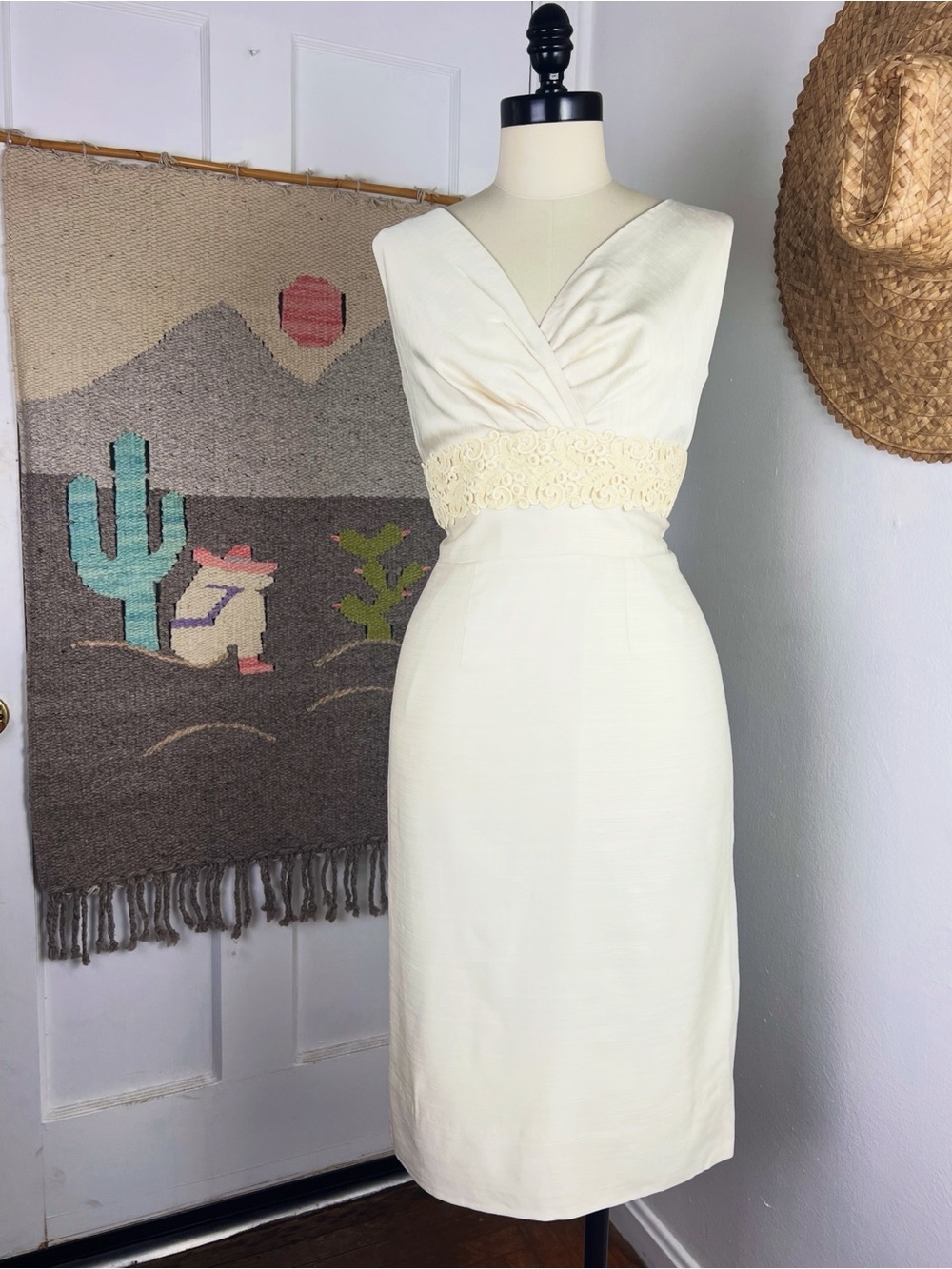 1950’s Vintage Elegant Cream V-Neck Silk & Eyelet Lace Bridal Wedding Dress